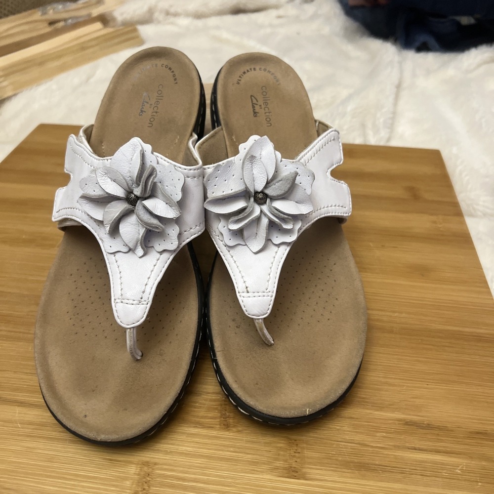 Clarks Sandals Womens 8 W Laurieann Gema Thong White Leather FLOWERS